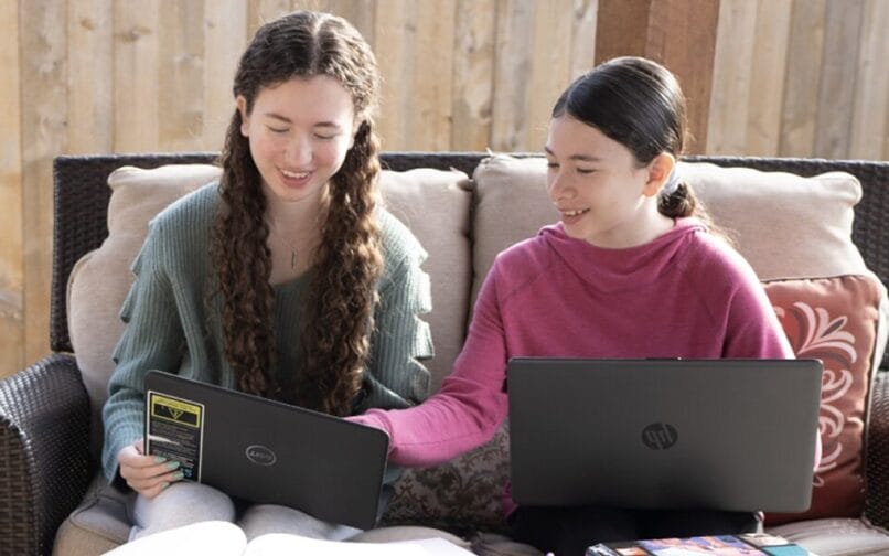 فتيات يتحدثن ويدرسن