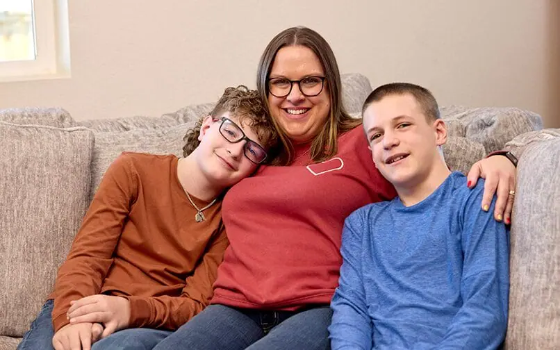 أم مع أطفالها تعانقهم