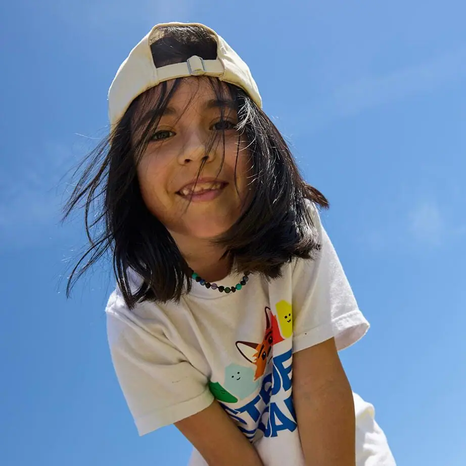 ستوديت يرتدي قبعة بيضاء