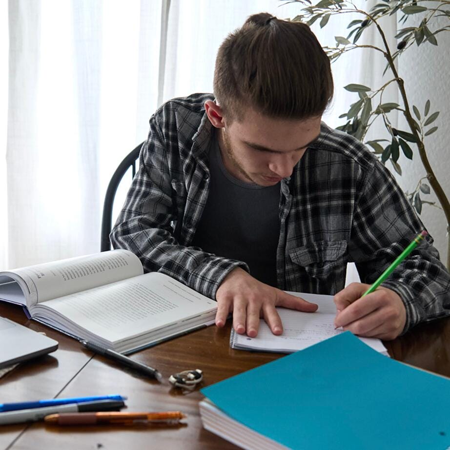 طالب يدون ملاحظات