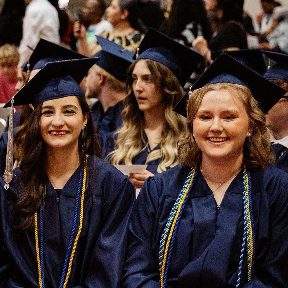 الطلاب المتخرجون يبتسمون للكاميرا