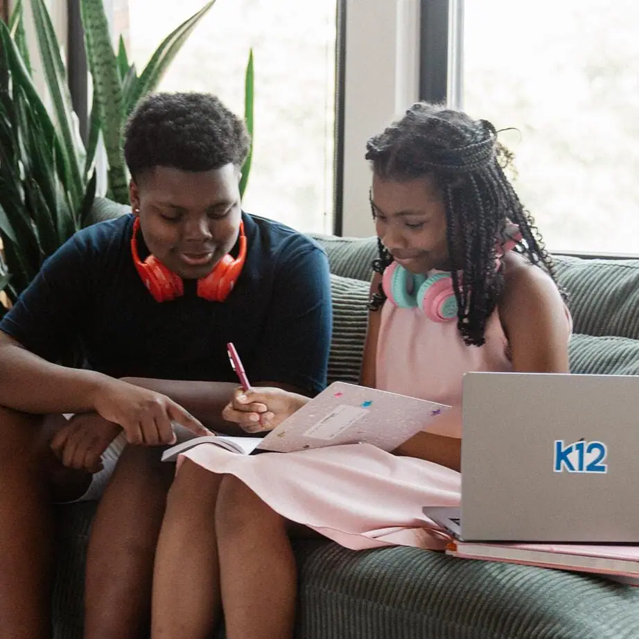 الطلاب يقومون بالواجبات المنزلية معاً في المنزل