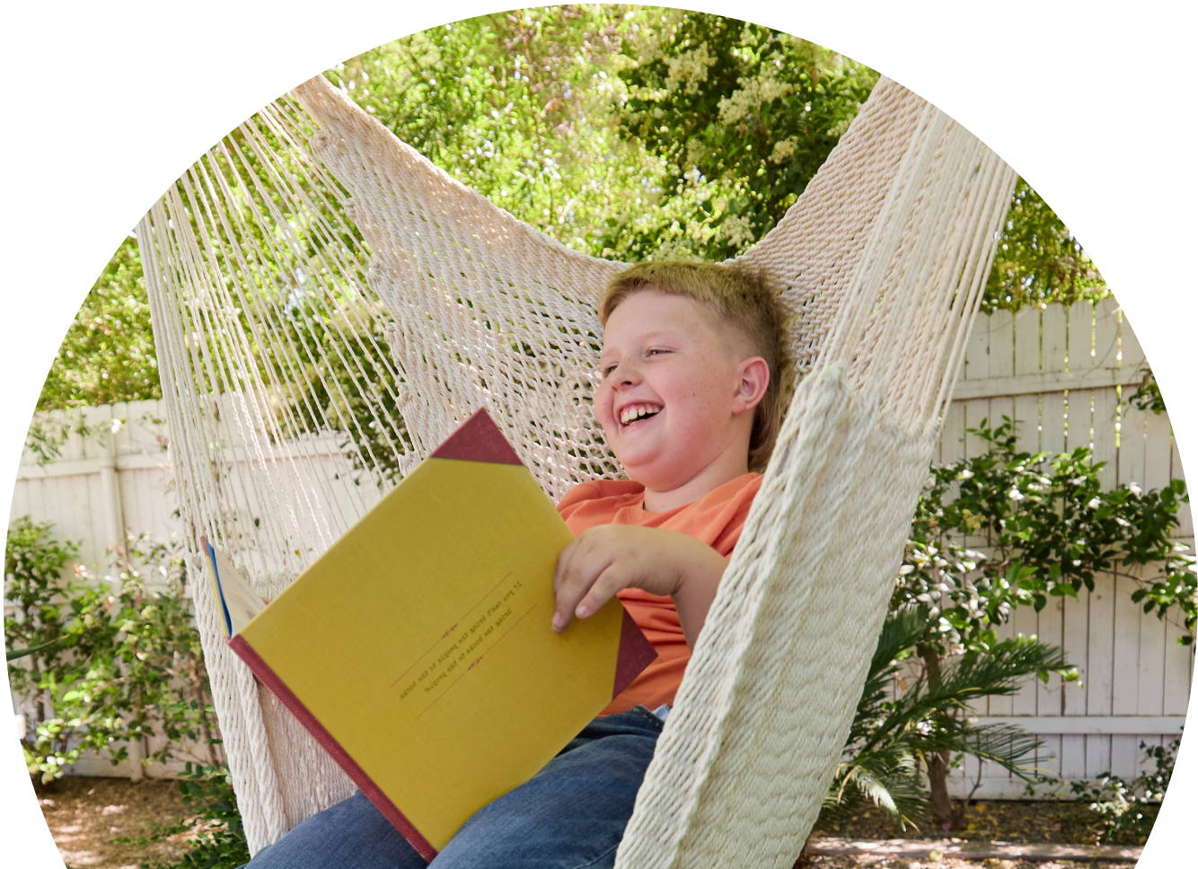 طالب يقرأ كتاباً