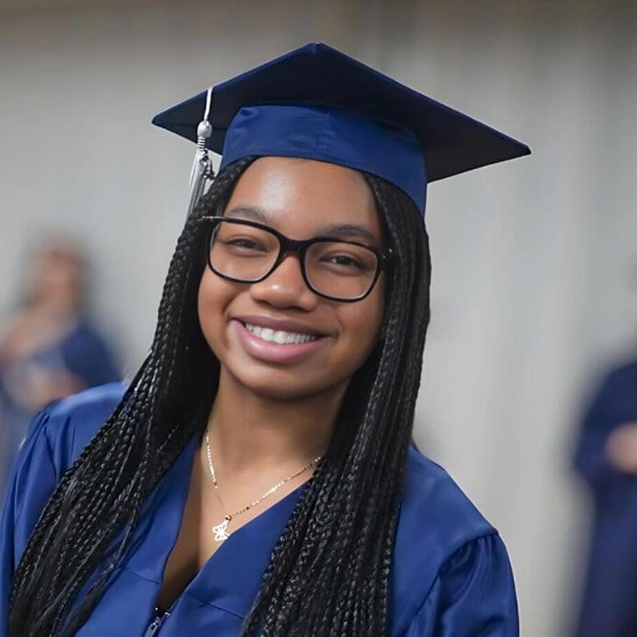 طالب متخرج يبتسم للكاميرا