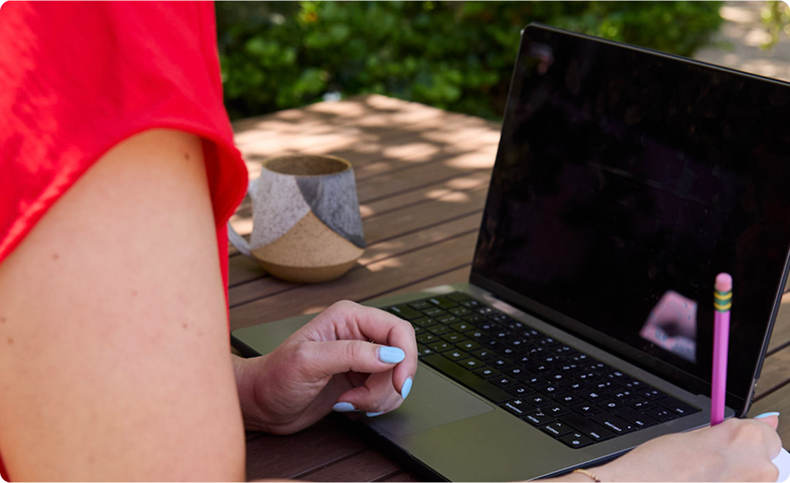 طالب مع كمبيوتر محمول