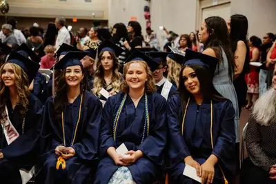 الطلاب في حفل تخرجهم