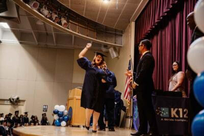 الطلاب في حفل تخرجهم