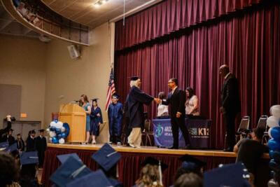 الطلاب في حفل تخرجهم