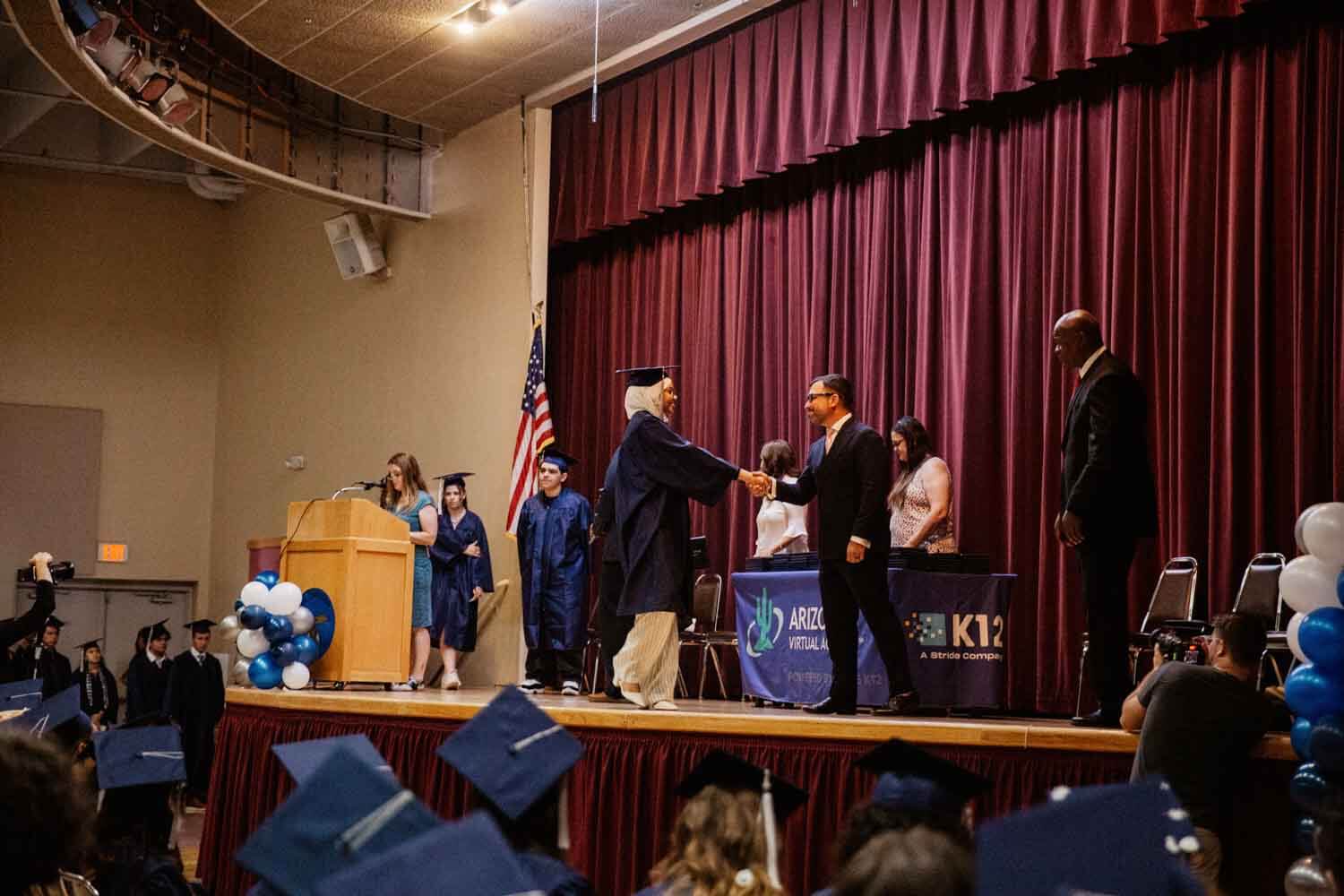 الطلاب في حفل تخرجهم