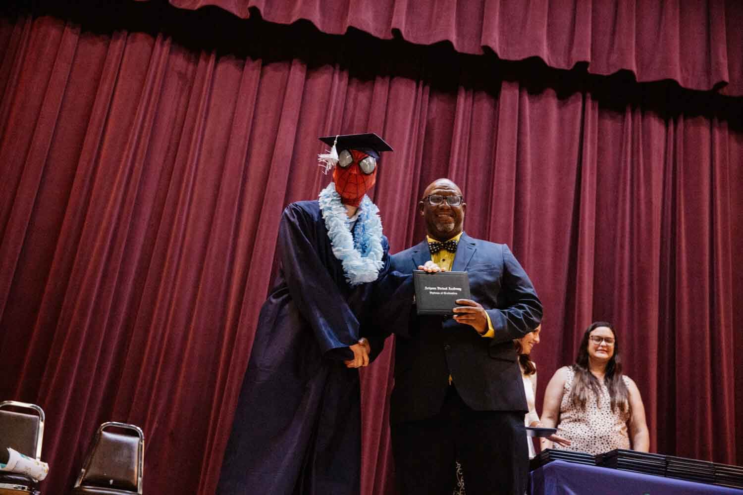 الطلاب في حفل تخرجهم