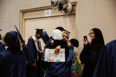 الطلاب يتعانقون