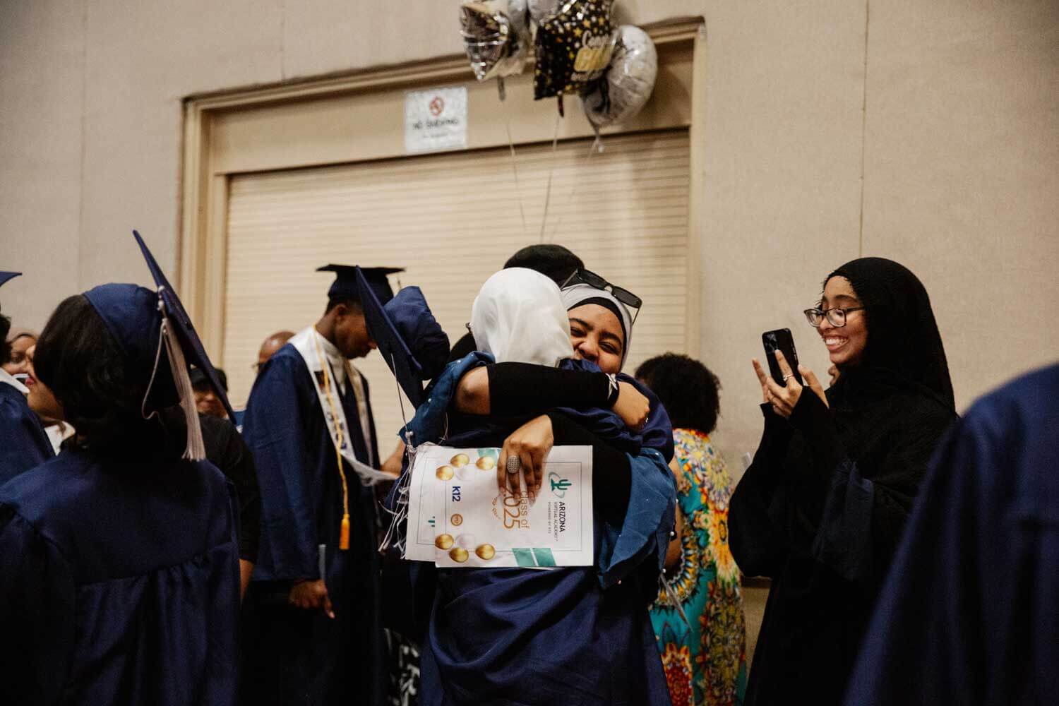 الطلاب يتعانقون