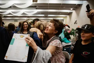 أم تعانق ابنتها