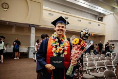 طالب في يوم تخرجه