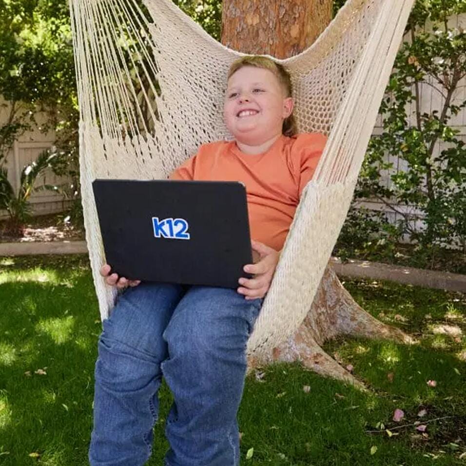 طالب مع حاسوبه المحمول