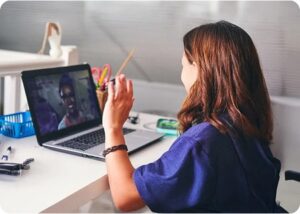 طالب يحضر إلى فصل دراسي عبر الإنترنت