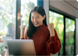 طالب يرتدي سترة حمراء