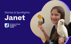 تبتسم جانيت، وهي طالبة في جمعية AZVA، وهي تحمل اثنين من ببغاواتها.