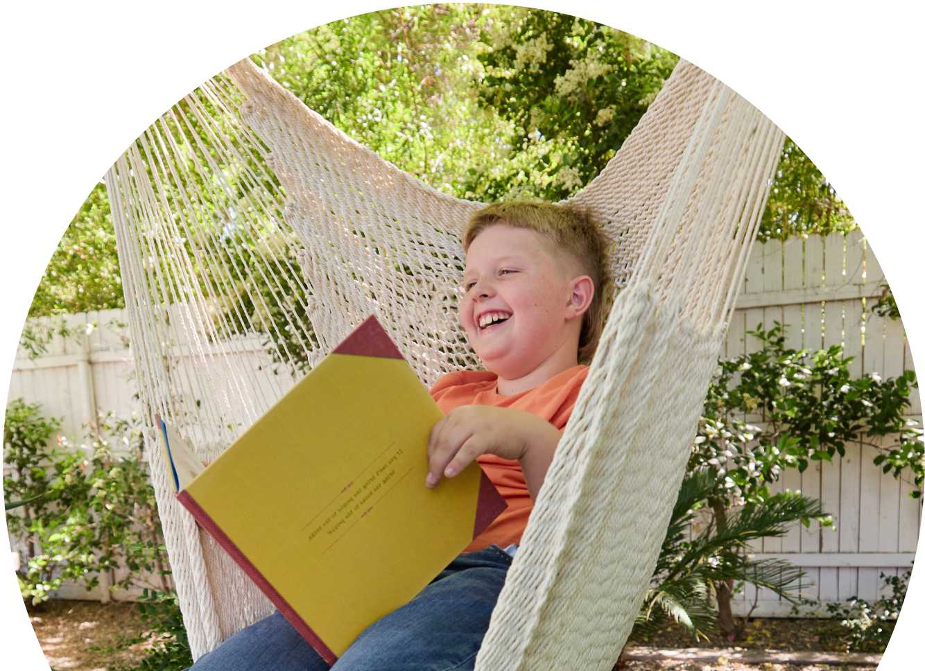 طالب يقرأ كتاباً