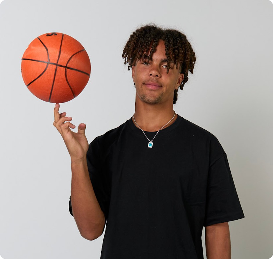 طالب في المدرسة الثانوية مع كرة السلة