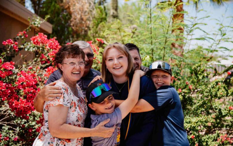 الصدق والاحتفال مع عائلتها.