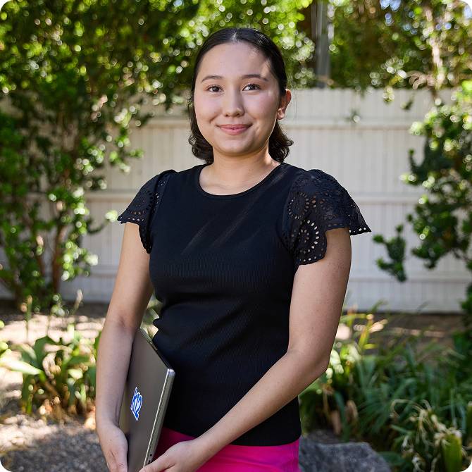 طالبة مع حاسوبها المحمول