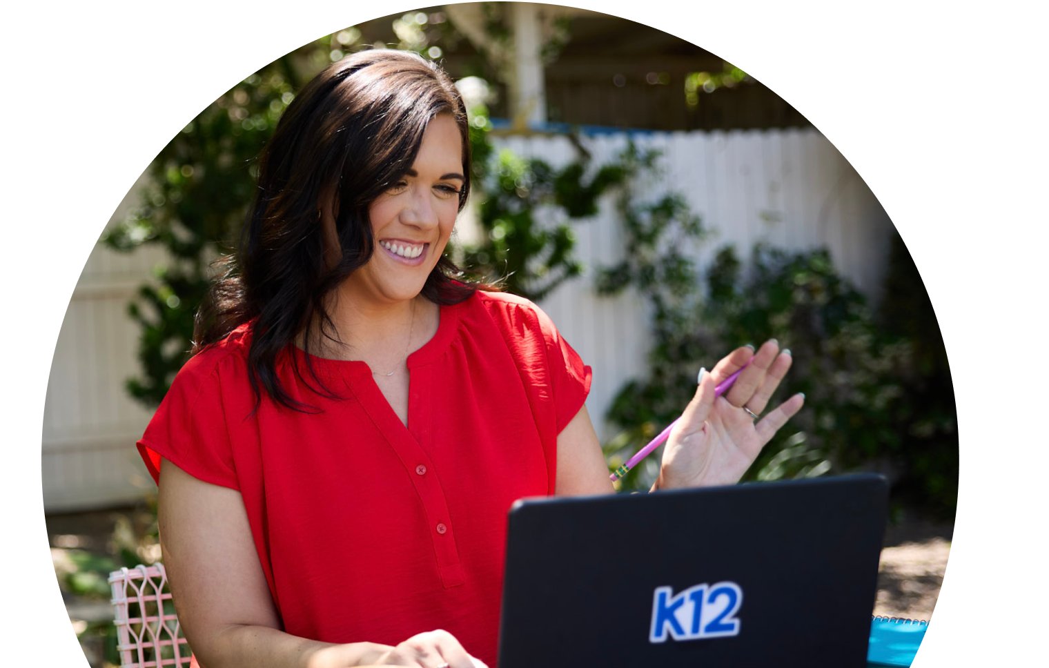 معلمة تعمل مع حاسوبها المحمول في المنزل