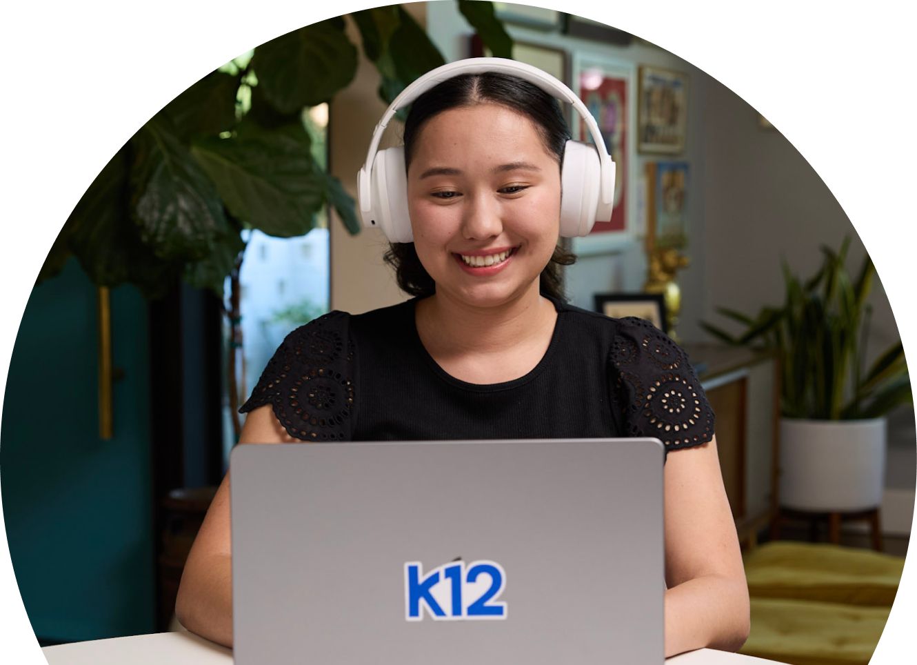 طالب في المدرسة الثانوية يرتدي زوجًا أبيض من سماعات الرأس