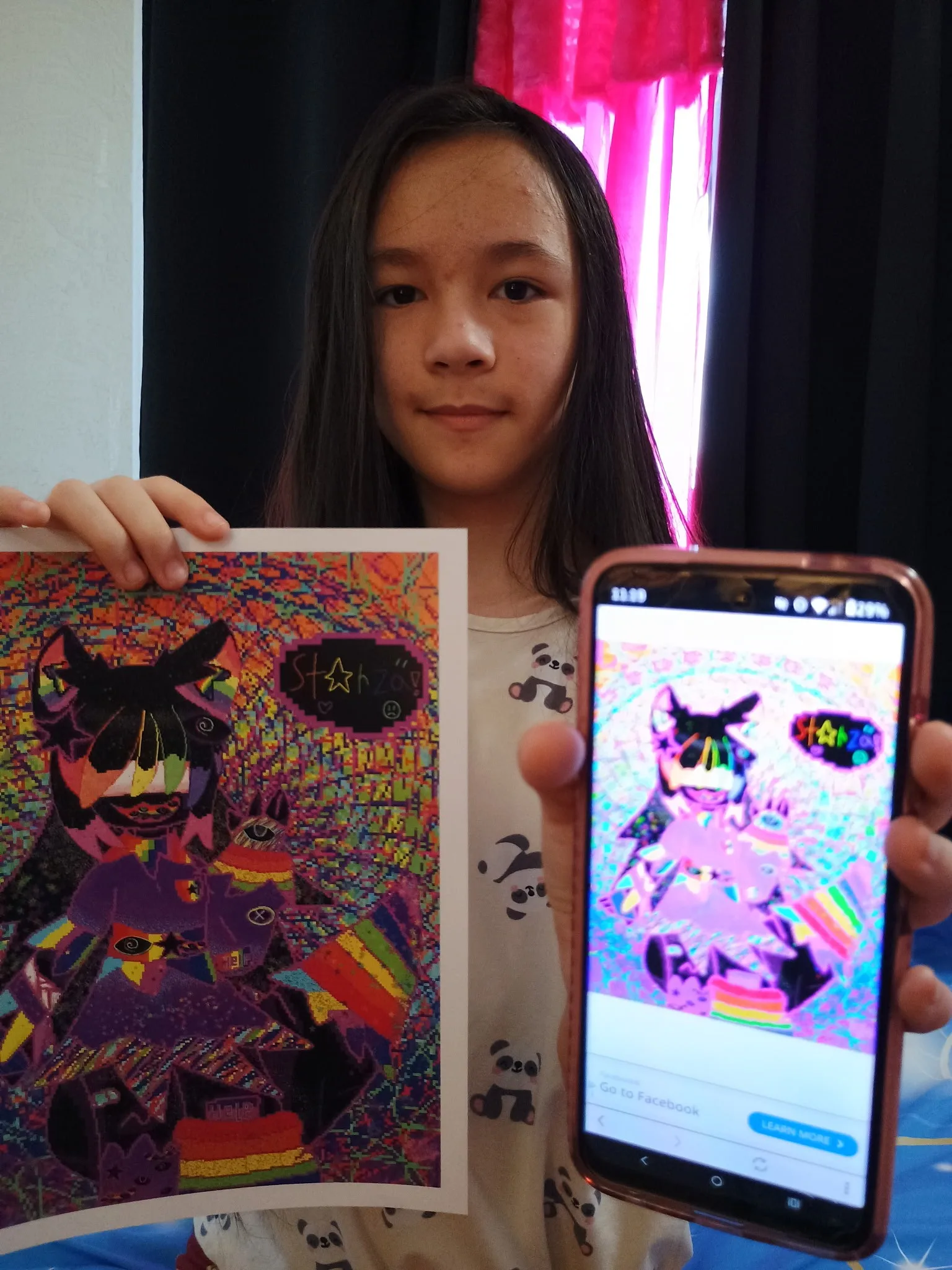 فتاة تعرض صوراً