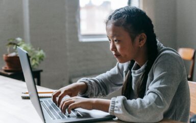 فتاة تستخدم الكمبيوتر